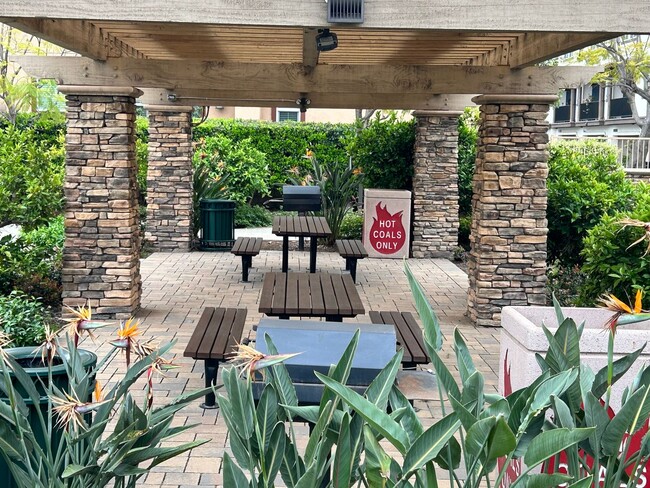 Building Photo - Modern Comfort Meets Classic Charm – 4BR H...