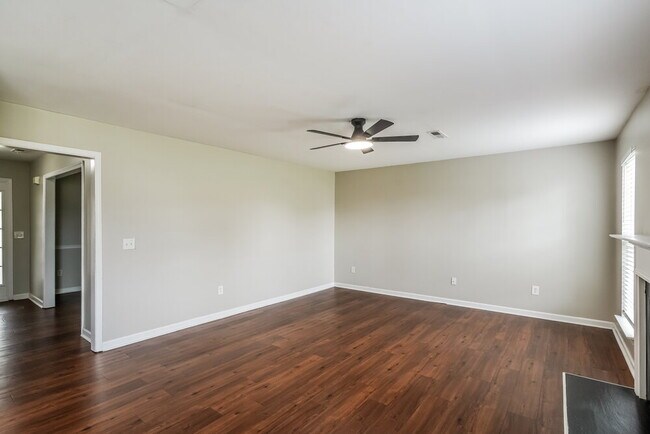 Building Photo - 1043 Vanguard Dr