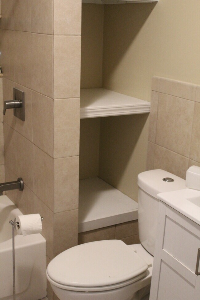 bathroom rainfall shower - 1639 W Superior St