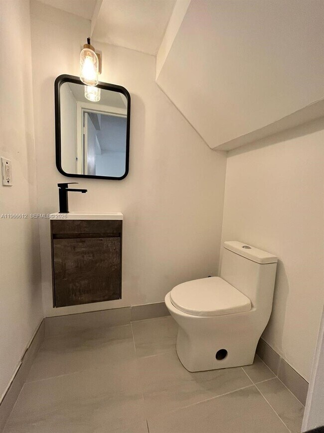 Foto del edificio - 217 Calabria Ave