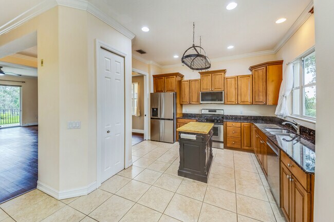 Foto del edificio - 1408 3rd St Cir E