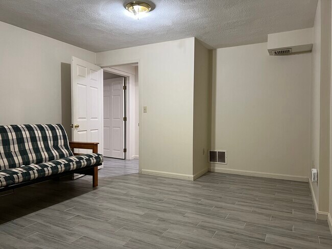 B-room - 125 Franklin St