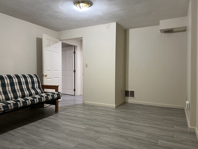 B-room - 125 Franklin St