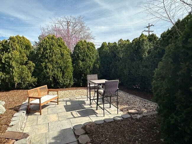 Foto del edificio - Three Bedroom Home minutes from UNR