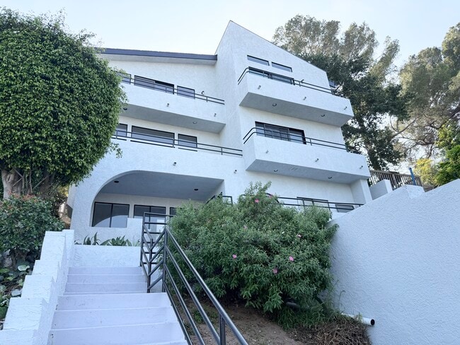 Building Photo - 1425 Columbia Dr