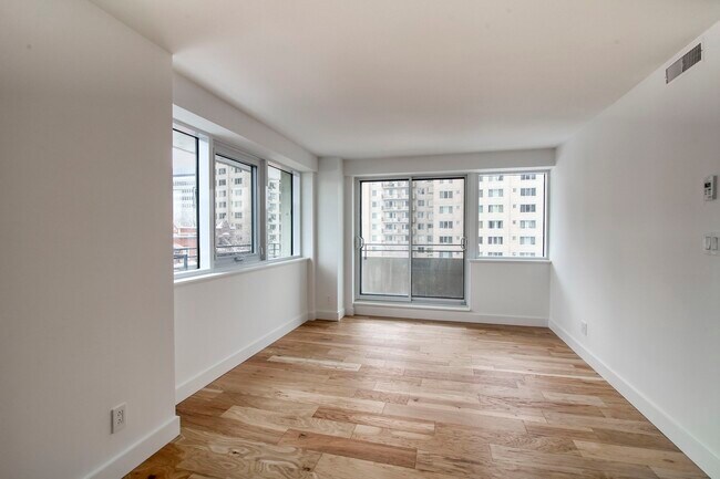 Building Photo - 3460 Rue Peel