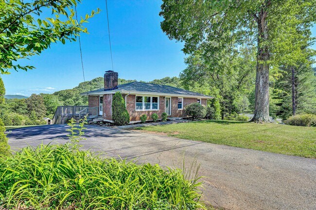 Foto del edificio - 5216 Sugar Loaf Mountain Rd