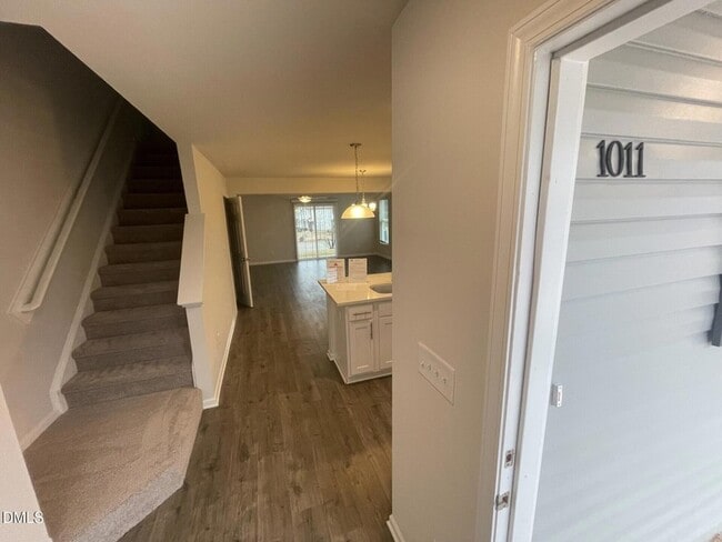 Building Photo - 1011 Peony Ln