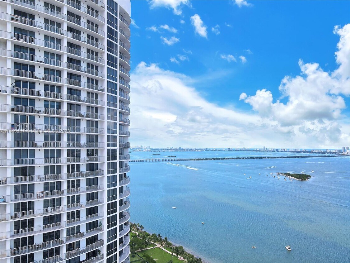Primary Photo - 1750 N Bayshore Dr