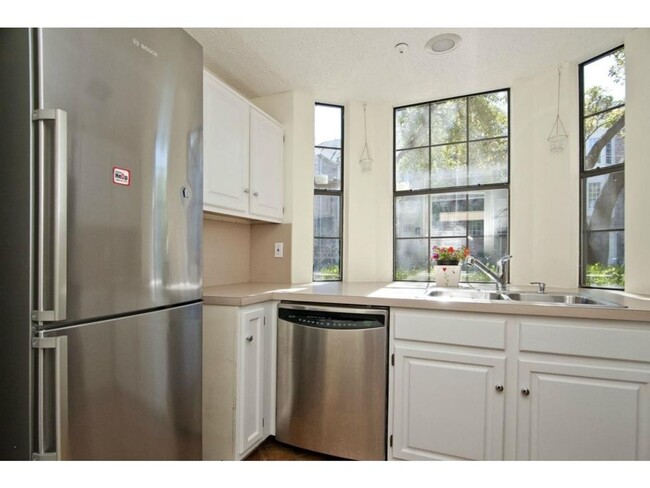 Building Photo - Beautiful Oak Lawn Condo -  2 Bedroom 2 1/...