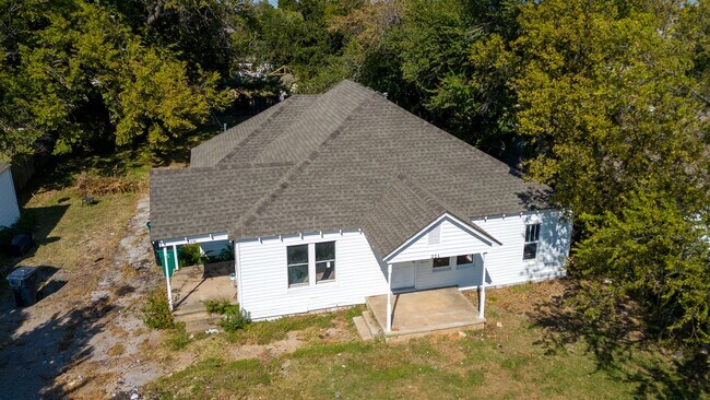 Building Photo - 221 SE 55th St