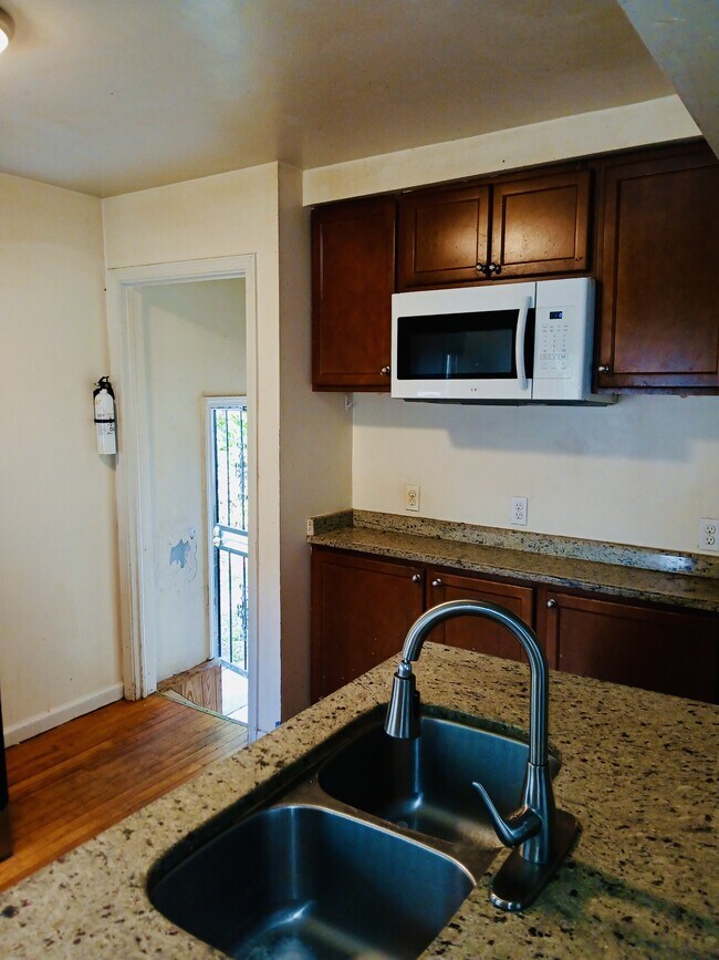 Foto del edificio - 17646 Woodbine St