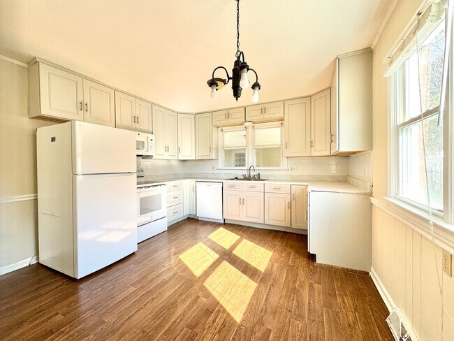 Building Photo - Spacious 3 Bedroom Home Convenient to New Garden