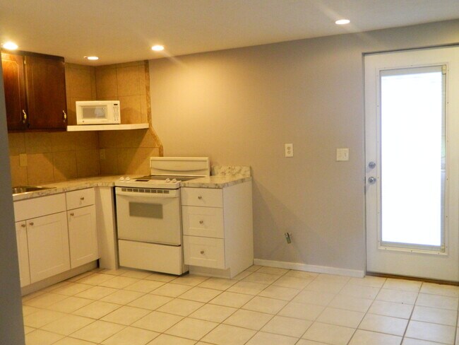 Building Photo - 1BR/1BA home close to shopping and Fort Be...