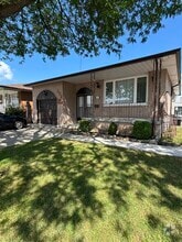 Building Photo - 108 Capri Cres