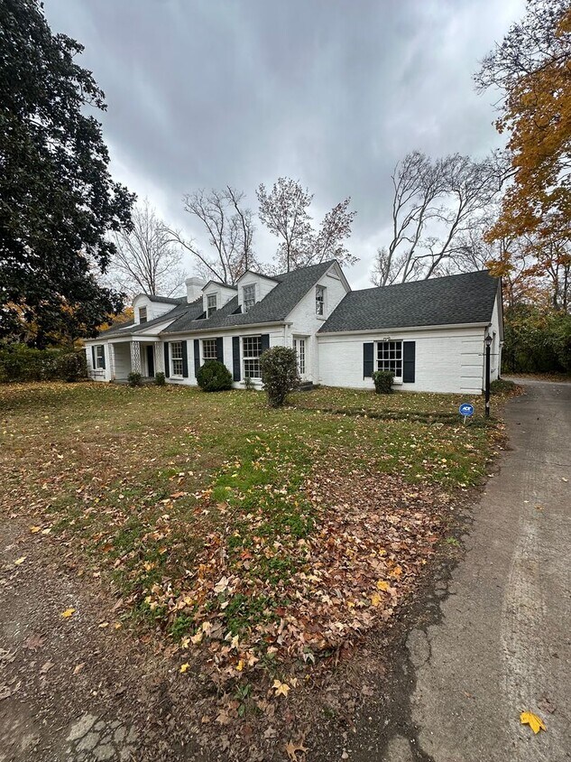 TWO MINUTES TO GREEN HILLS MALL - TWO MINUTES TO GREEN HILLS MALL