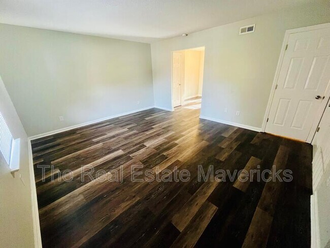 Building Photo - 701 Summitt Ave