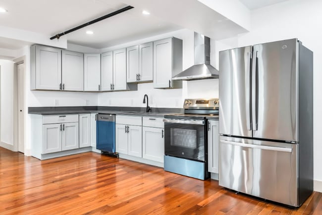 Building Photo - 2 Charles St