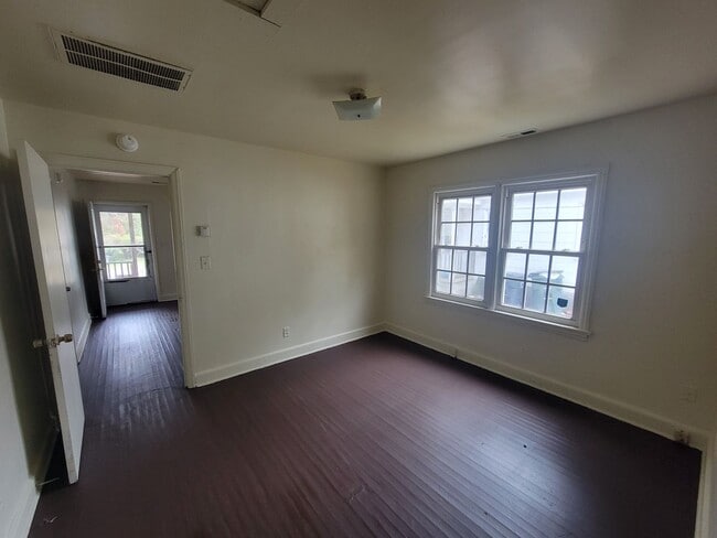 Building Photo - 2 Bedroom 1 Bathroom Duplex!