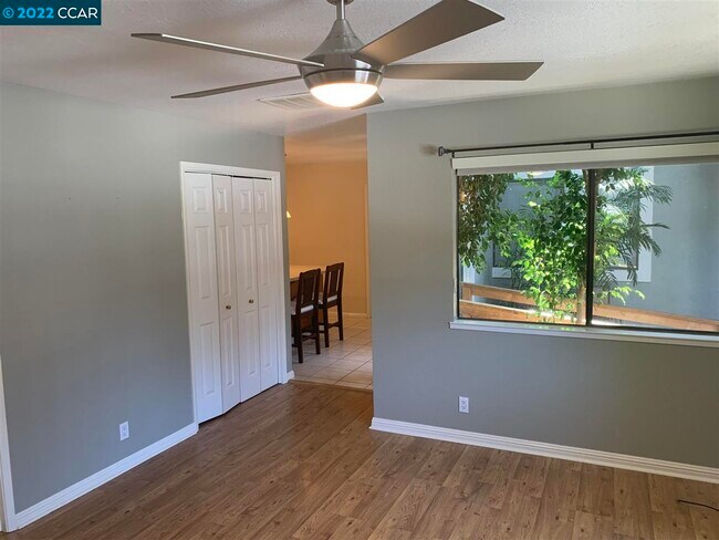 Foto del edificio - 501 Caulfield Ct