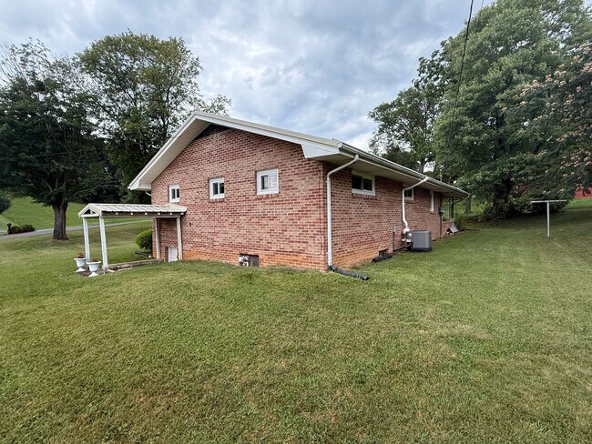 Building Photo - Spotless & Spacious! 3BR Home Near Volunte...