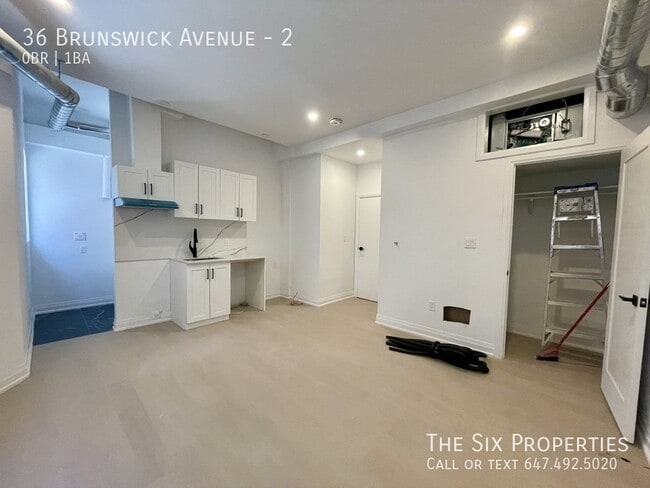 Building Photo - Brand New Bachelor Apartment in the Heart of Downtown
