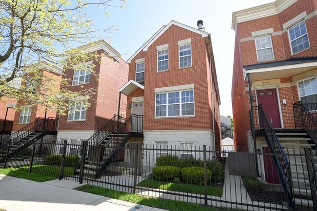 Building Photo - 1443 N Larrabee St
