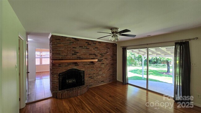 Foto del edificio - 9124 Sandburg Ave