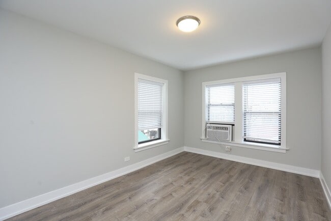 Building Photo - 735 W Brompton Ave