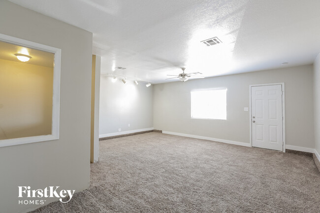 Building Photo - 3810 E Mesa Vista Ave