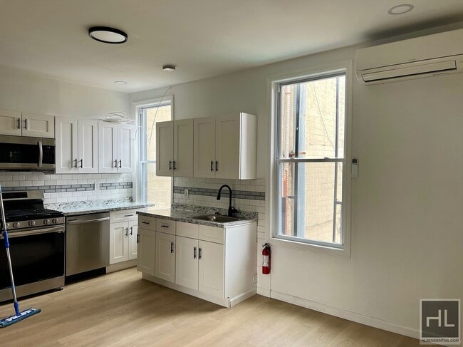 Building Photo - Top Floor 2BR 1BA Lofty Space w/ Laundry I...