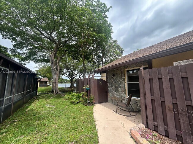 Foto del edificio - 322 Briarwood Cir
