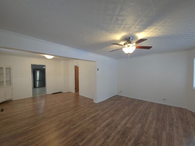 Building Photo - Nice house with a huge garage