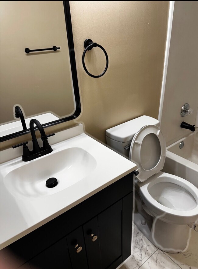 Foto del edificio - Room in Apartment on University Ct