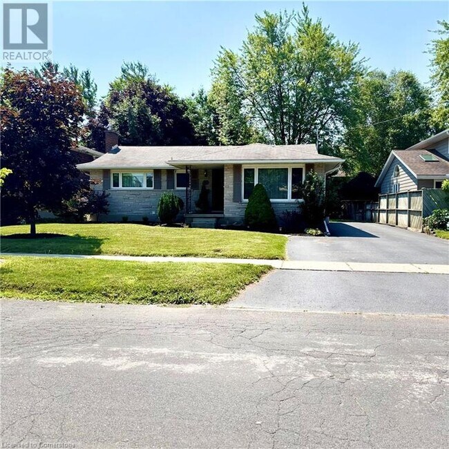 Photo du bâtiment - 83 Burbank Rd