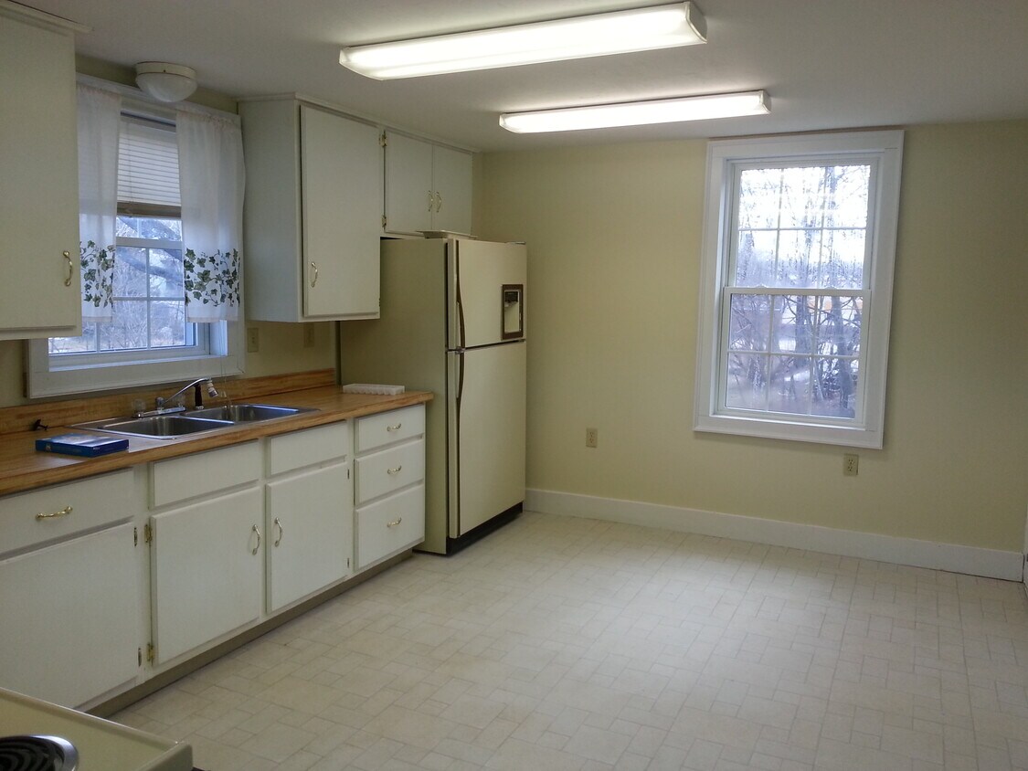 Building Photo - 43 Messer St