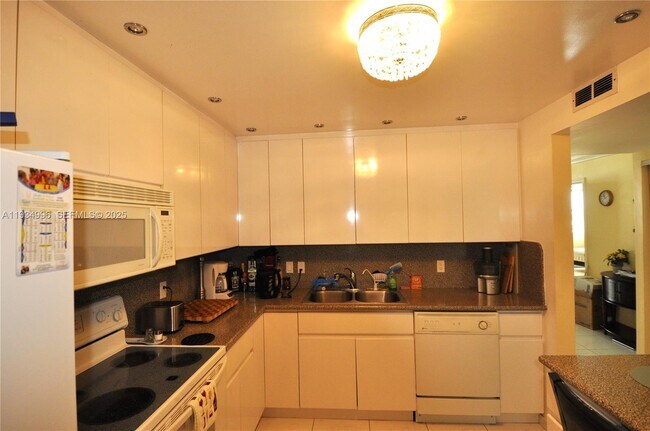 Foto del edificio - 1865 S Ocean Dr