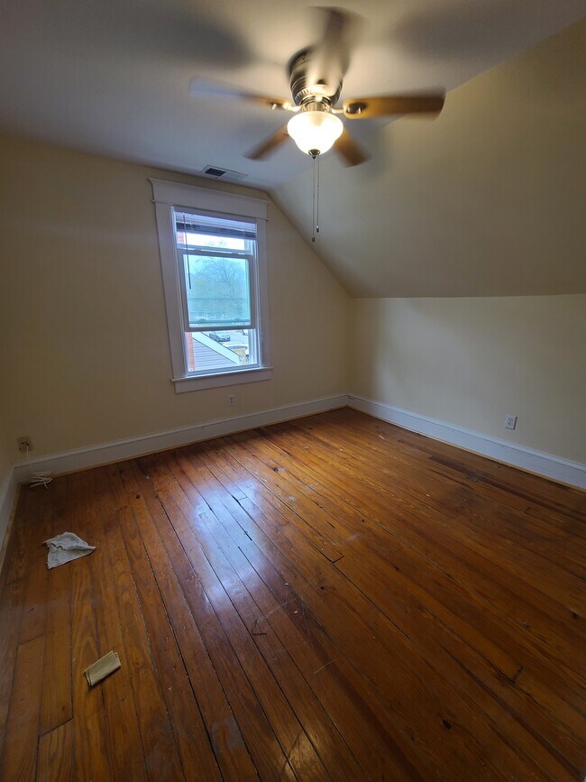Building Photo - 412 26th St
