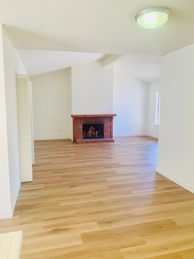 Building Photo - Updated Single-Story Home with Flexible Floor Plan in Las Brisas HOA