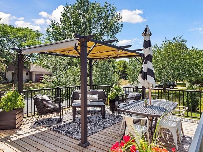 Building Photo - Gorgeous 4 Bedroom in Desirable Mahtomedi ...