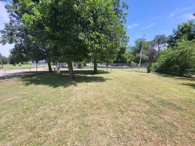 Building Photo - 3 bedroom 1 bathroom house with garage and...
