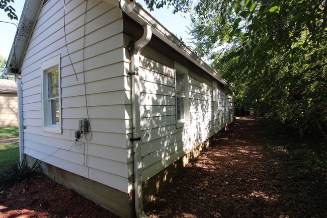 Building Photo - Charming 1 Bed 1 Bath Home