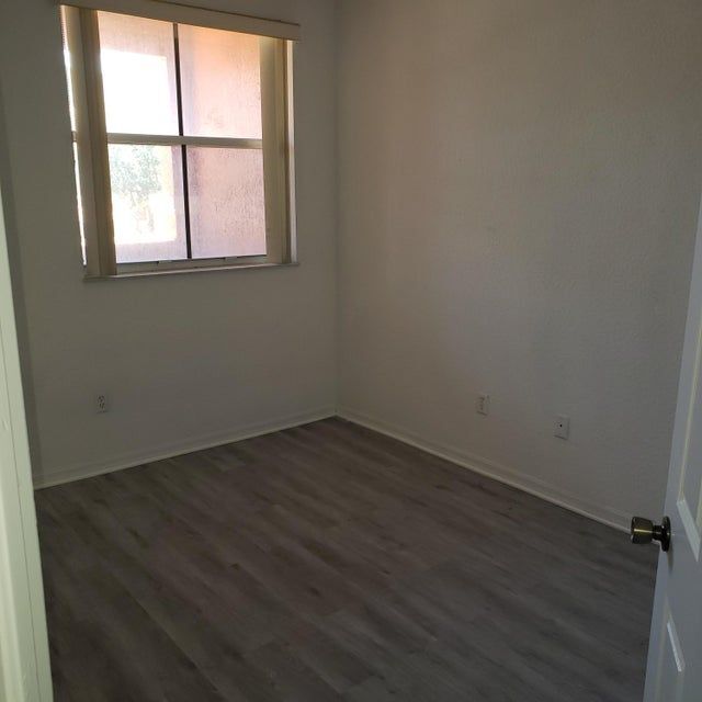 Foto del edificio - 4948 Leeward Ln