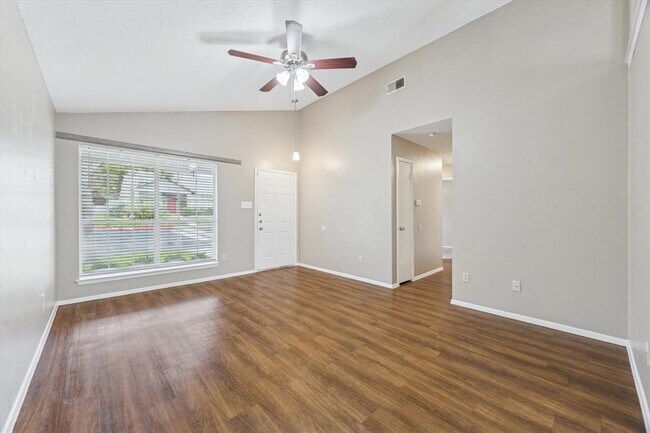 Foto del edificio - 1015 E Yager Ln