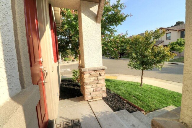 Foto del edificio - ADORABLE 3/2 Roseville Corner Lot Home!  PLEASE READ ENTIRE AD PRIOR TO CALLING AGENT FOR SHOWING.