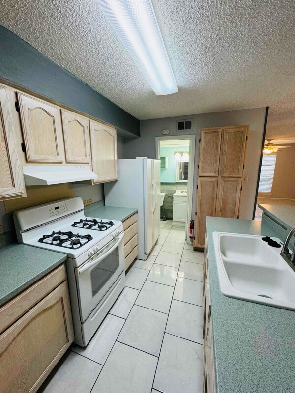 7322 Oak Manor Dr, San Antonio, TX 78229 Townhome Rentals in San Antonio TX