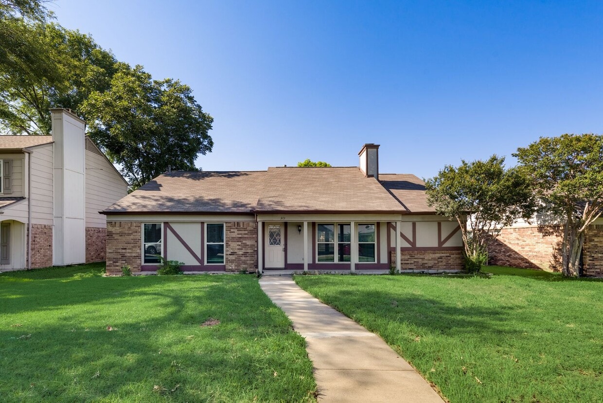 Primary Photo - Remodeled Mesquite Home!