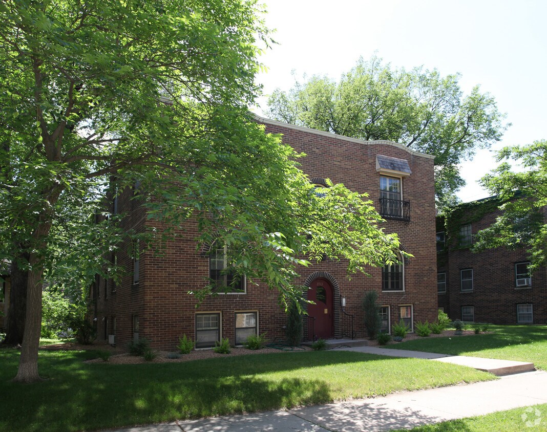 Building Photo - 2783 Xerxes Ave S