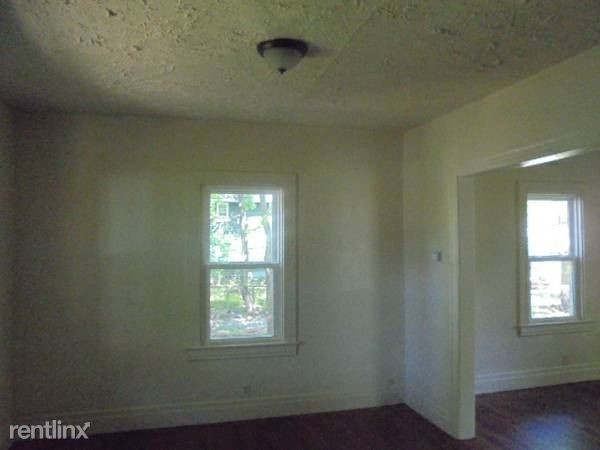 Building Photo - 3 br, 1 bath House - 302 1/2 Reynolds St