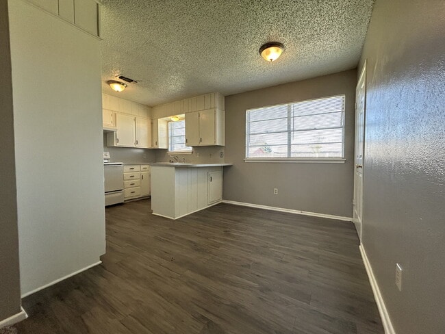 Building Photo - House Located Within Minutes Of Hospital D...